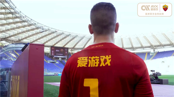 是一名中场